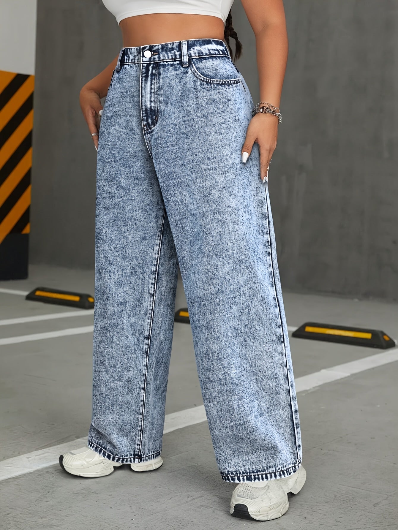 Light colored oversized wide leg jeans with back pocket