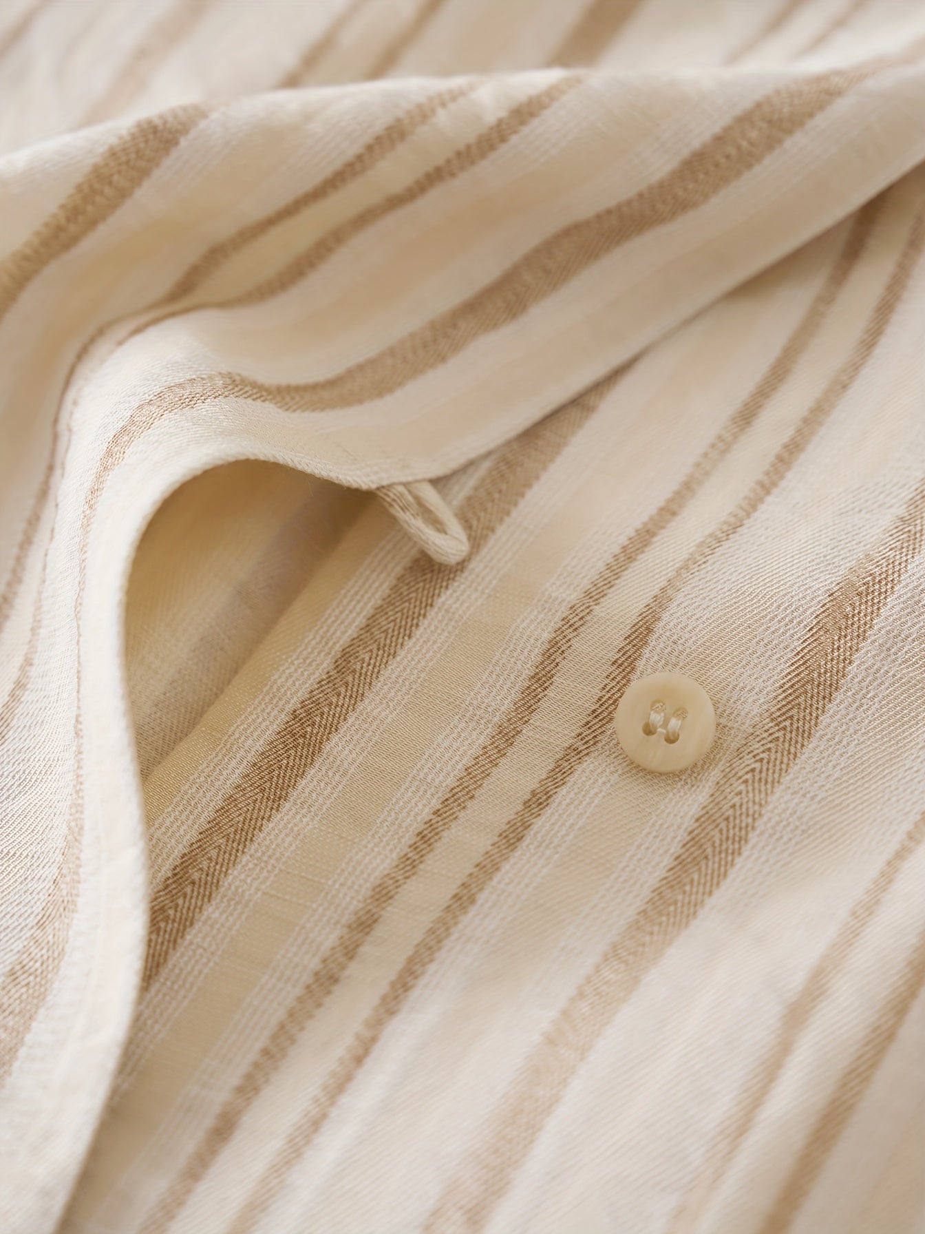 Commuting & Artistic Feel Shirt Features a Color-Striped Design That Mimics