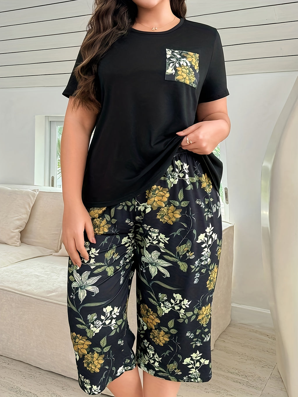 Plus Size Round Neck Pocket T-Shirt And Three-Quarter Pants