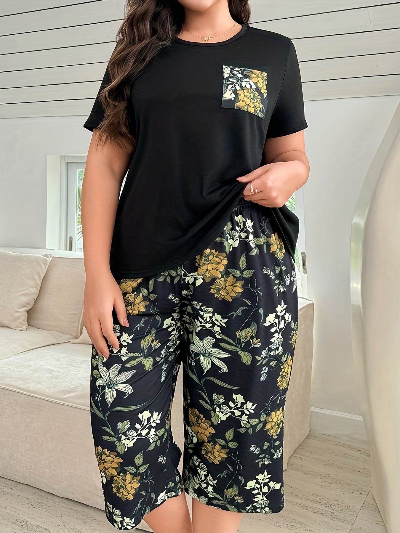Plus Size Round Neck Pocket T-Shirt And Three-Quarter Pants