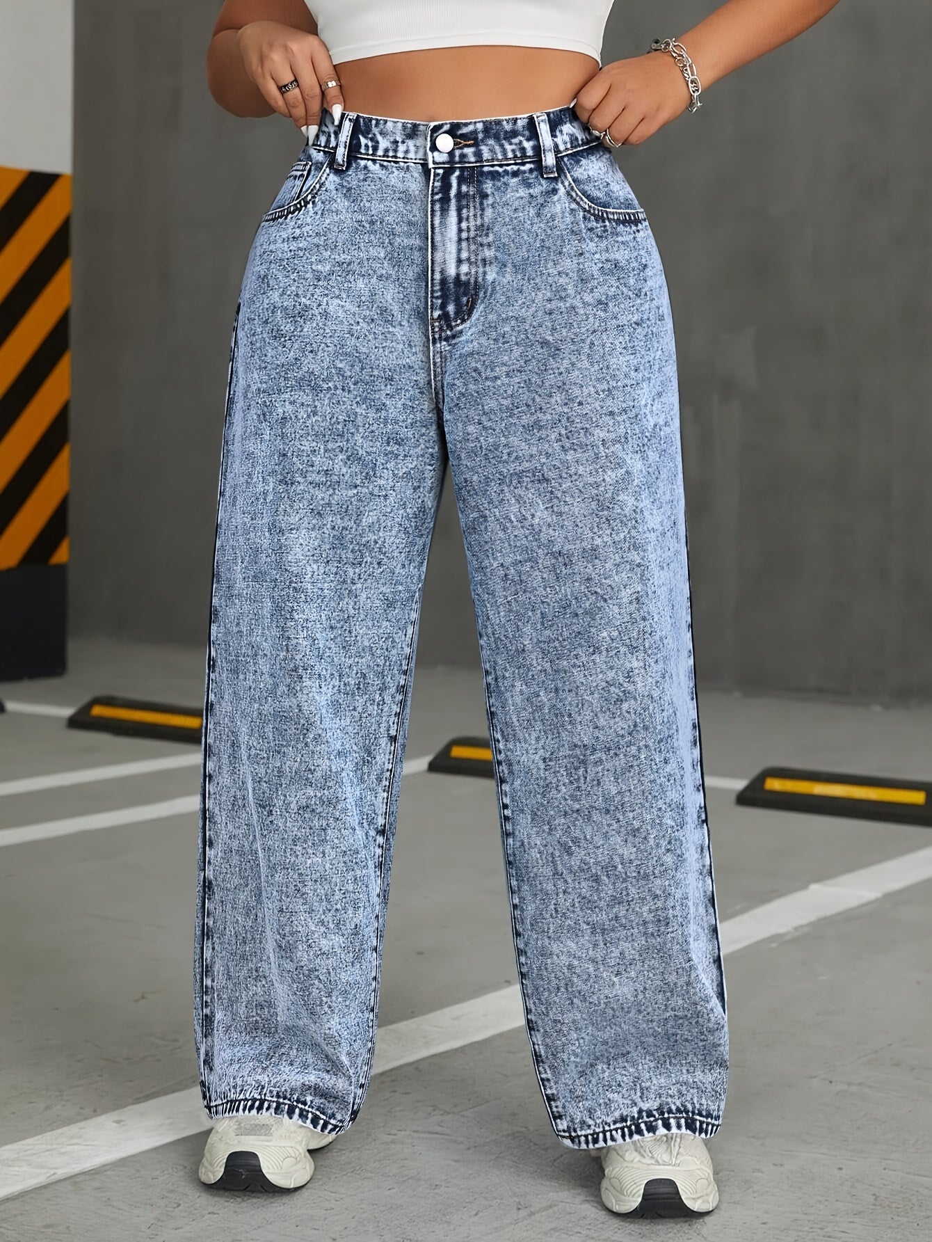 Light colored oversized wide leg jeans with back pocket