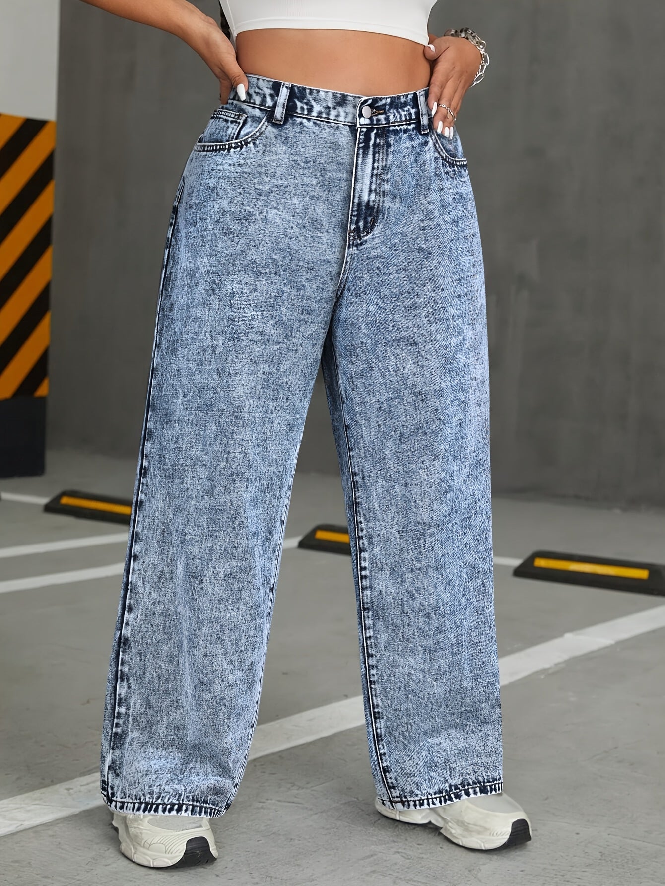 Light colored oversized wide leg jeans with back pocket