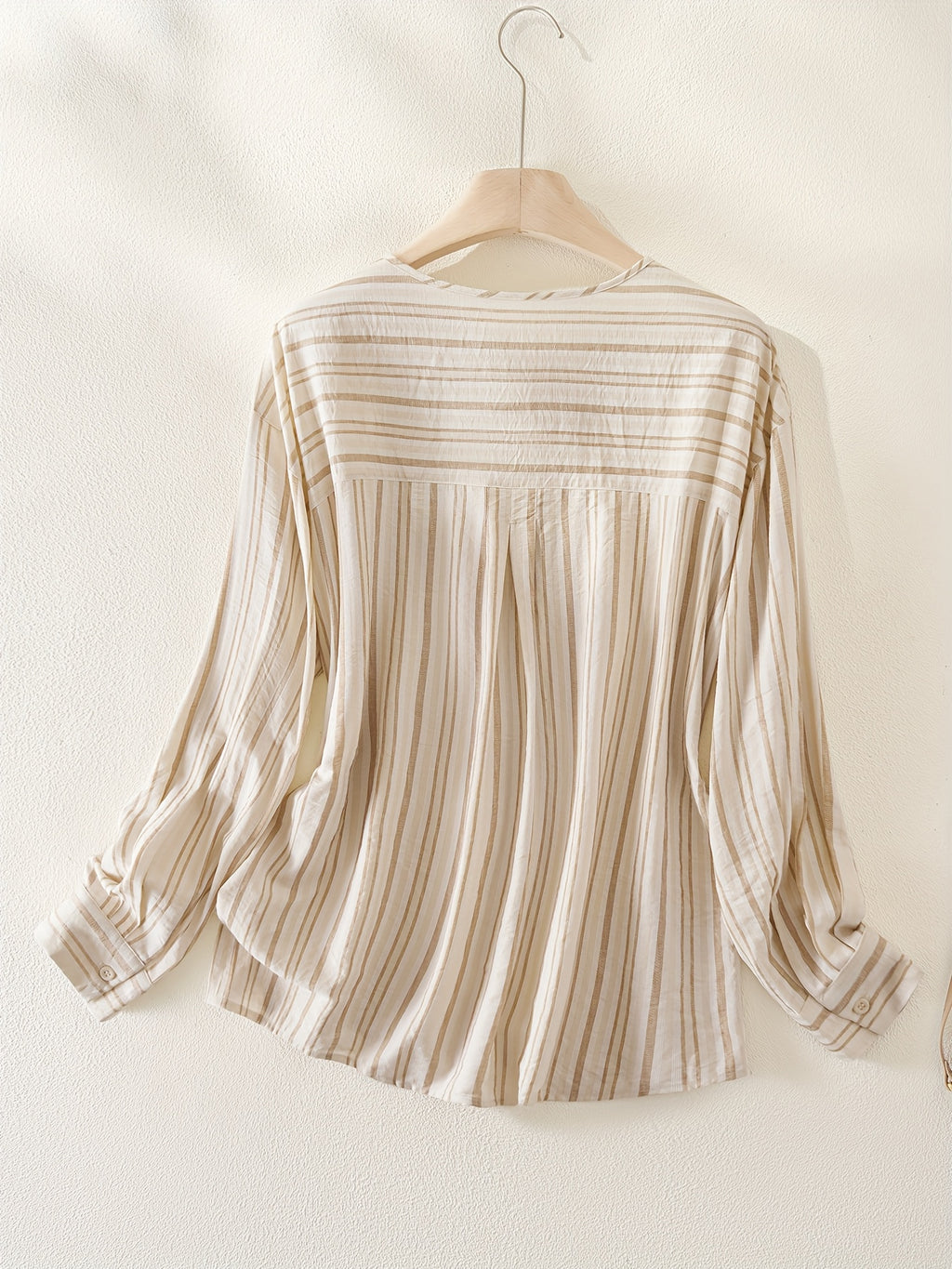 Commuting & Artistic Feel Shirt Features a Color-Striped Design That Mimics