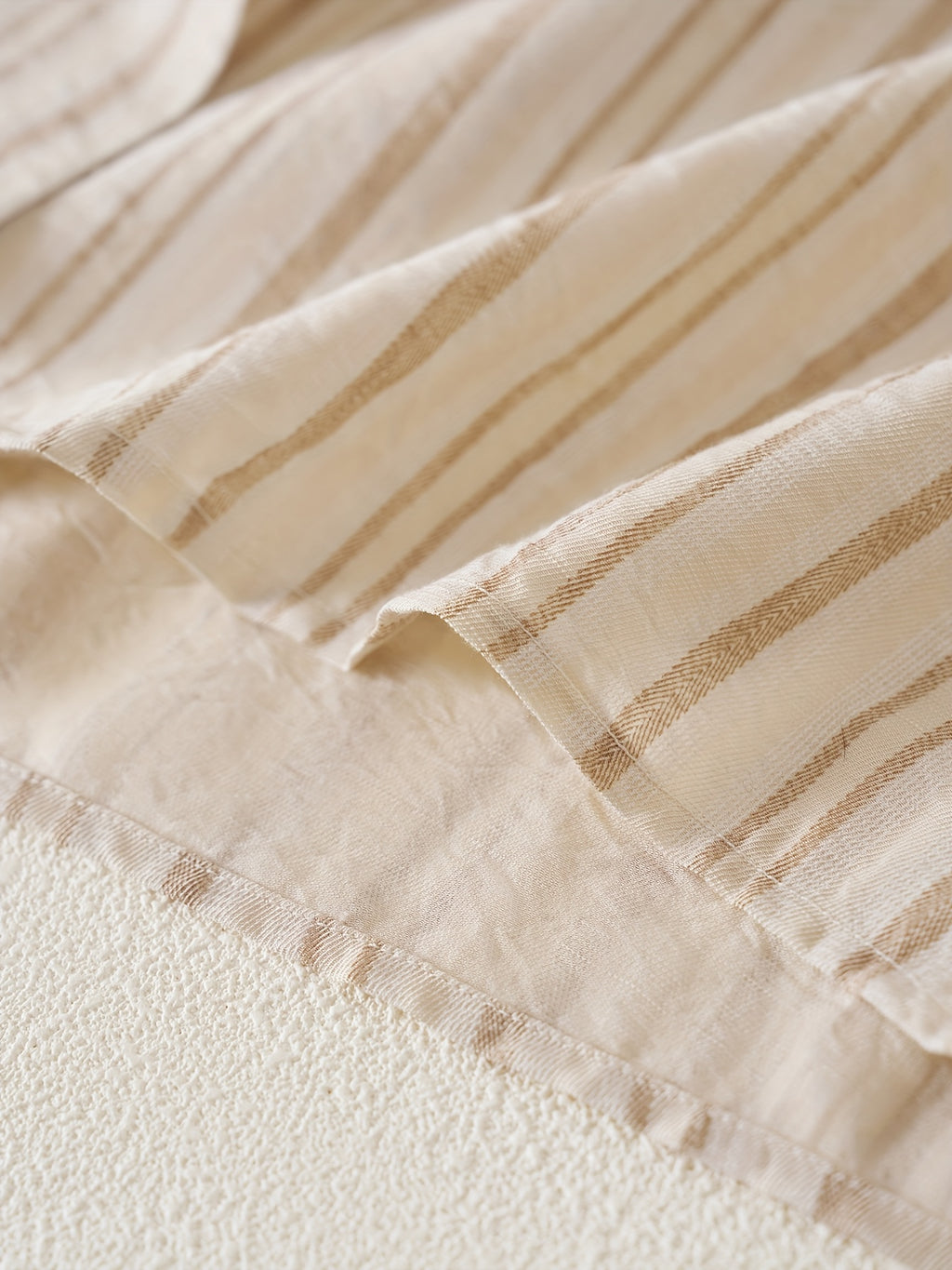 Commuting & Artistic Feel Shirt Features a Color-Striped Design That Mimics