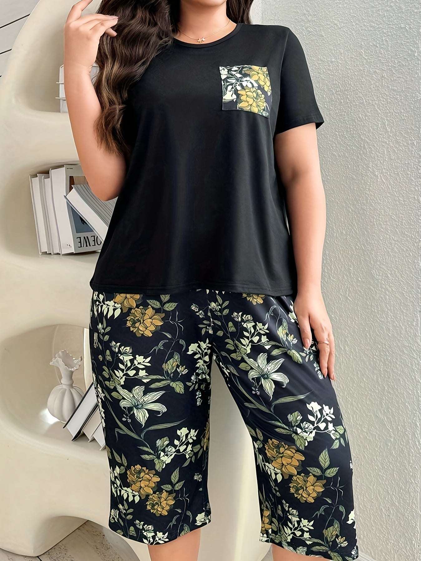 Plus Size Round Neck Pocket T-Shirt And Three-Quarter Pants